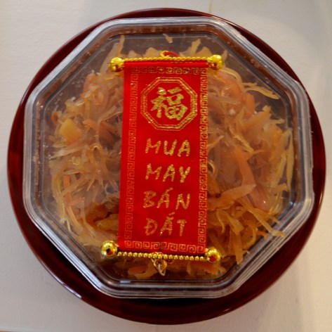 Mứt gừng dẽo và trái khóm.