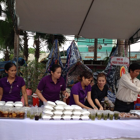 10_Quầy bán cơm hộp, chè thập cẩm, nước trái cây của giáo họ Phêrô Thuần Dũng _ Bù Đăng