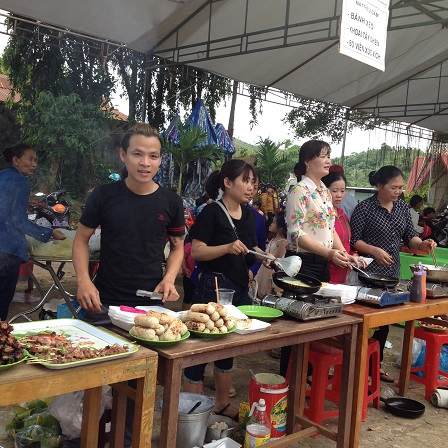 11_Quầy bán bánh xèo, chuối hấp, thịt heo xiên nướng của giáo sóc Bụi Tre _ Bù Đăn