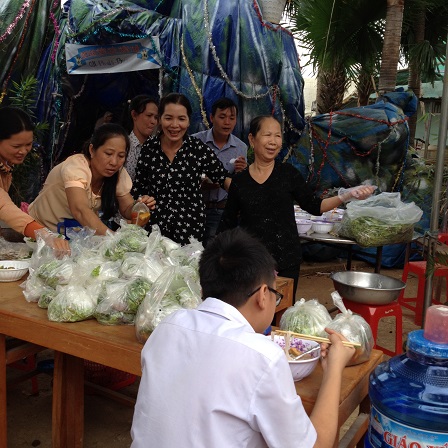 12_Quầy bán bún riêu của giáo họ Phaolô Bường _ Bù Đăng