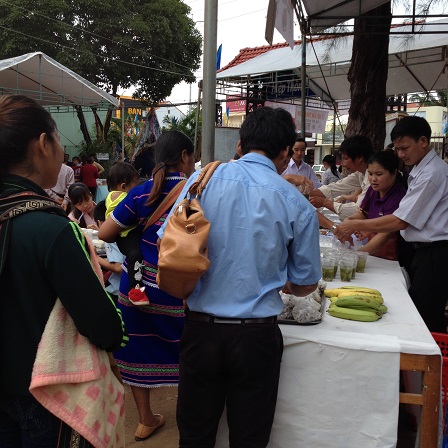 14_Quầy bán nước trái cây và chuối chín của giáo họ Thuần Dũng _ Bù Đăng