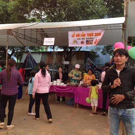 16_Quầy bán cơm gà của giáo sóc Sơn Thành _ Bù Đăng