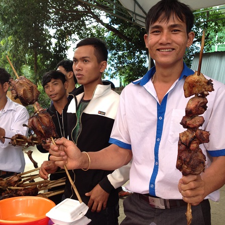 17_Quầy bán heo dân tộc quay của giáo sóc Sơn Lang _ Bù Đăng 