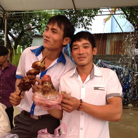 18_Quầy bán heo dân tộc quay của giáo sóc Sơn Lang _ Bù Đăng 