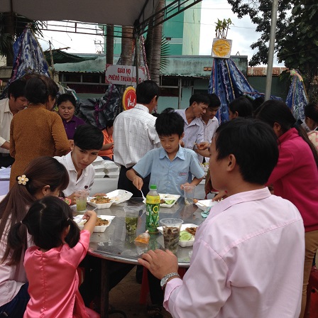 19_Các gia đình quây quần ăn trước quầy cơm hộp _ Bù Đăng