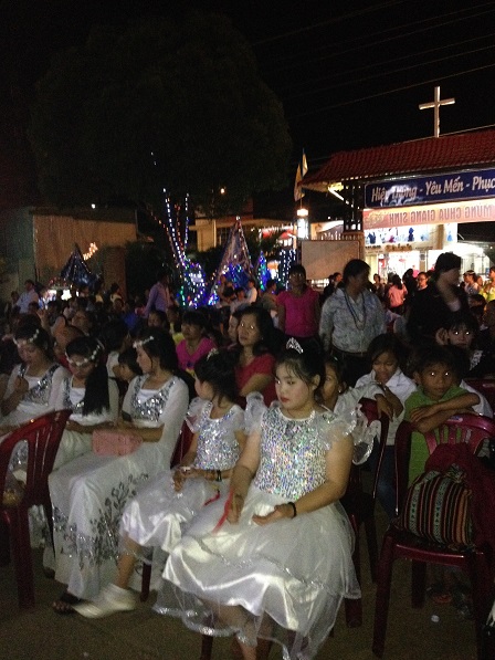 2_Các em đóng vai thiên thần trong buổi Canh thức.