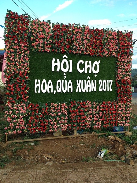 2_Pano quảng cáo Hội Chợ Hoa Quả năm 2017 được đặt bên phải cổng chính phía ngoài đường_ Bù Đăng