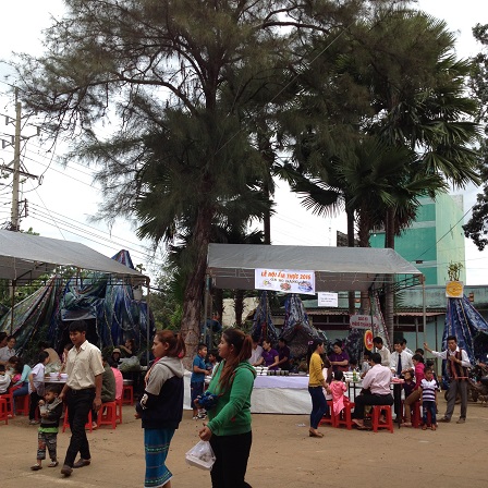 2_truoc-san-nha-tho-giao-xu-bu-dang-voi-nhung-gian-hang