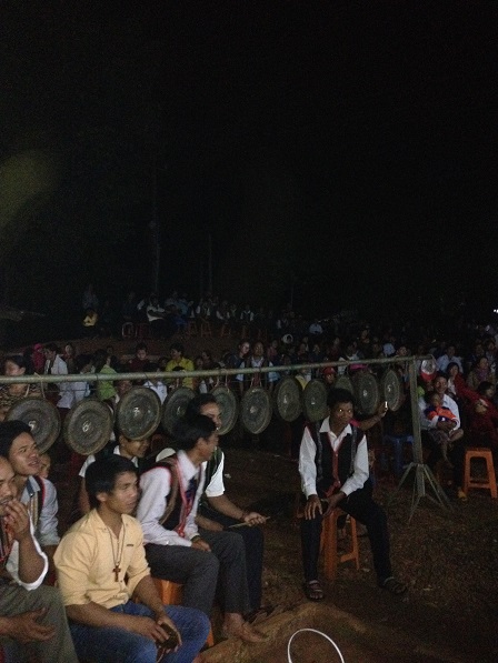 37_Sau Canh Thức Mừng Chúa Giáng Sinh, anh em đồng bào chuẩn bị tham dự Thánh lễ đêm Mừng Chúa Giáng Sinh (1)