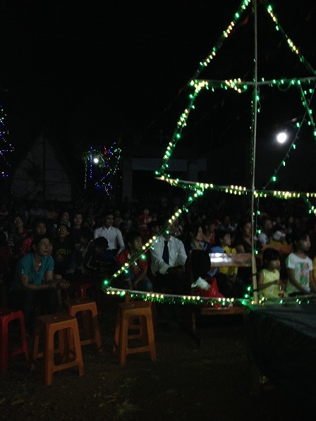 39_Anh em đồng bào chuẩn bị tham dự Thánh Lễ đêm ngoài trời