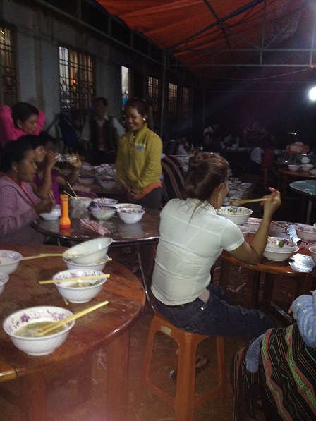 41_Sau thánh lễ anh em đồng bào được mời ở lại dùng mỗi người một tô bún trước khi về nhà.