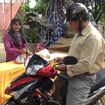 4_nguoi-khach-mua-bap-nuong-cua-giao-ho-bu-ramang