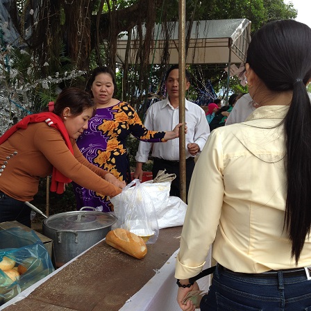 5_Quầy bán bánh mì thịt chó của giáo họ Phêrô Quí _ Bù Đăng