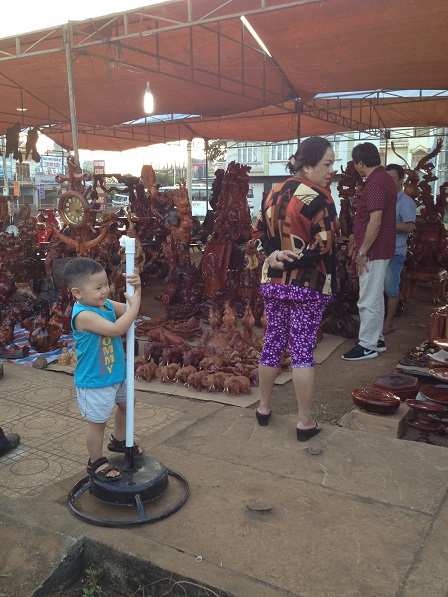 6_Khu vực bán hàng mỹ nghệ có vài ba người dân ở gần đến xem (1) _ Bù Đăng