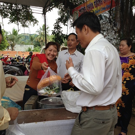 6_Quầy bán bánh mì thịt chó của giáo họ Phêrô Quí _ Bù Đăng 