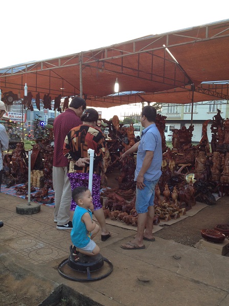 7_Khu vực bán hàng mỹ nghệ (2) _ Bù Đăng