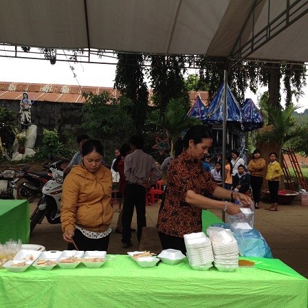 7_Quầy bán bún chả giò của giáo họ Sơn Lang _ Bù Đăng