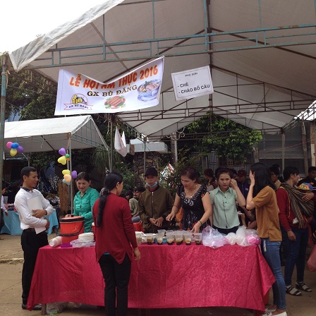 8_Quầy bán chè, cháo bồ câu của giáo họ Phú Sơn _ Bù Đăng