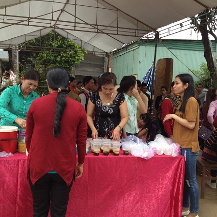 9_Quầy bán chè, cháo bồ câu của giáo họ Phú Sơn _ Bù Đăng 