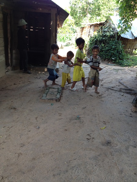 1/ Các em nh? Buôn Làng dùng m?t cái cây làm ng?a, cùng nhau ch?i ng?a phi 2/ Các em th?t vui v? h?nh phúc v?i trò ch?i ng?a phi này