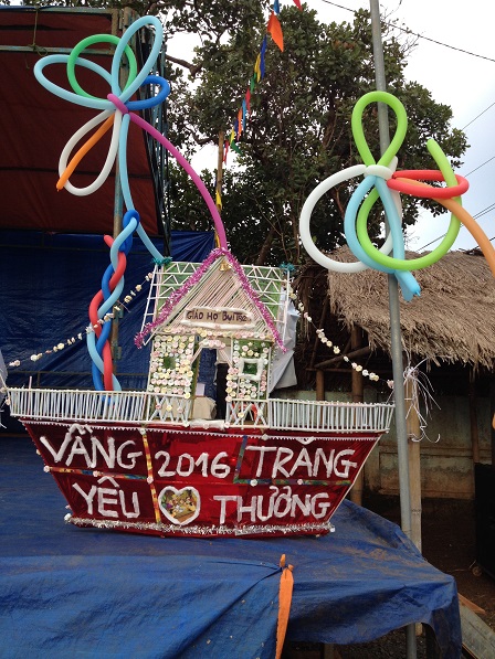 Hai mẹ ở Sóc Bụi Tre – Bù Đăng đã làm chiếc lồng đèn thuyền này hết hai ngày. Nguyên liệu chính là những chiếc ống hút nhựa.