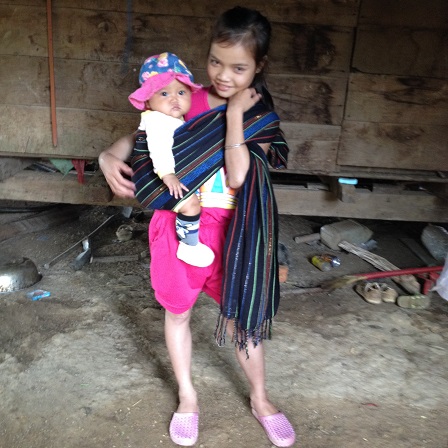 Ảnh em Chi học lớp Bốn địu cháu nhỏ bảy tháng tuổi