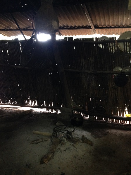 Gian nhà bếp của gia đình bố Sriêng ở Sóc Bù Ramang – Bù Đăng.