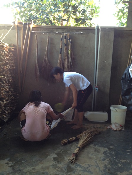 Em Razen và em Aidi giặt dụng cụ lao động sau khi đã làm xong.