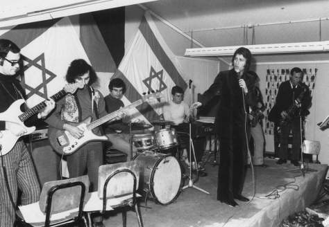 Mike Brant trong một buổi trình diễn.