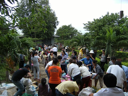 1/ Ảnh anh em Buôn Làng đến khuôn viên giáo xứ nhận quà do những người hảo tâm chia sẻ.