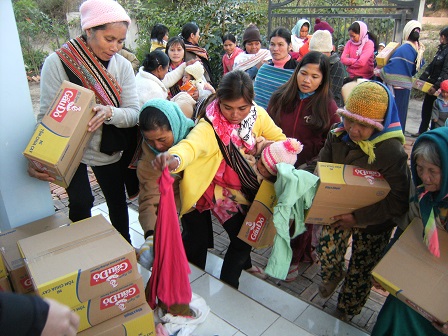 2/ Ảnh các mẹ thôn Năm đến nhà Yăh nhận quà do các Yăh chia sẻ.