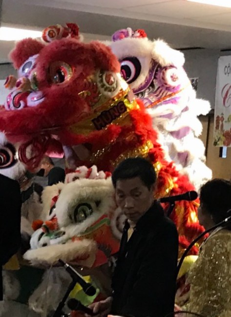 Năm nay có đến 4 Lân múa mừng tuổi mọi người.