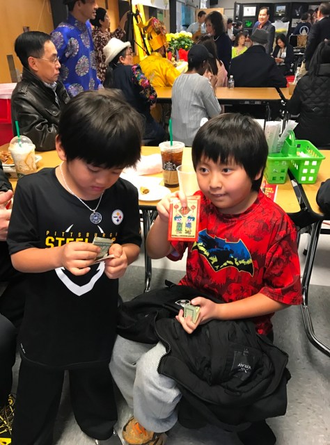 Niko và Gavin đang kiểm tra tiền lì xì.