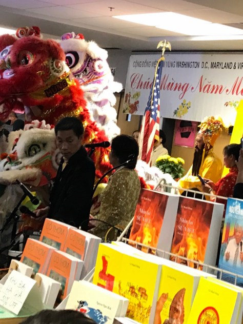 Gian hàng sách của Hội Văn Bút Miền Đông Hoa Kỳ.