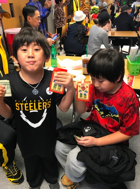 Niko đang khoe tiền lì xì của dì Minh Chi với bà ngoại.