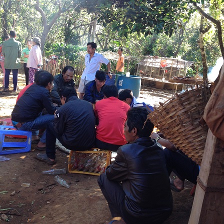 12/ Một số bố ngồi nhậu trong khi mọi người đang đọc kinh cầu nguyện bên linh cửu mẹ Mưi