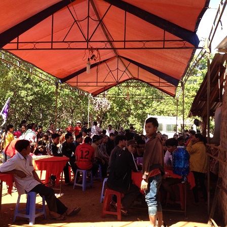 1/ Quang cảnh trong đám tang của bà Điểu Thị Mưi ở sóc Bù Tơm Rãy