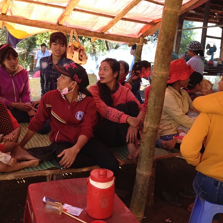 5/ Quang cảnh các mẹ phía sau nhà đám tang