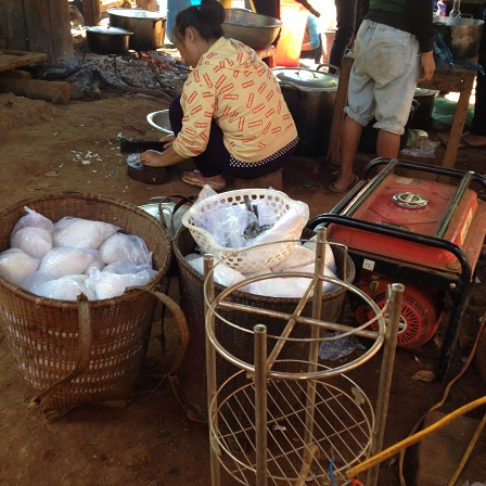 9/ Băm hành tỏi nấu thức ăn trưa trong đám tang.