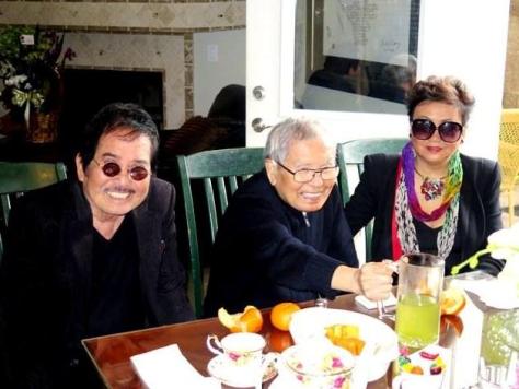 NS Vũ Xuân Hùng (bên trái), NS Anh Bằng, Xuân Hòa (phu nhân NS Vũ Xuân Hùng).