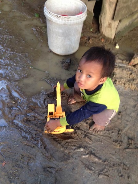 1/ Em Gân con trai thứ sáu của bố mẹ Razy ở thôn Năm _ Buôn Hằng