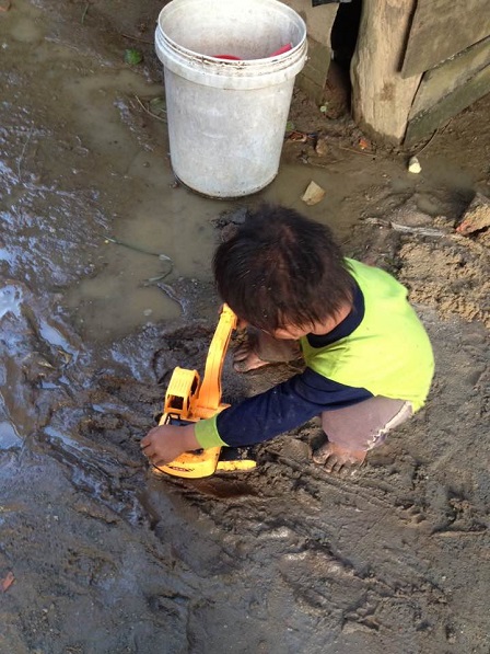 2/ Em Gân đang chơi xe dưới vũng bùn lầy sau cơn mưa chiều _ Buôn Hằng