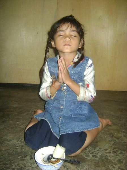 Ảnh em Thia con bố mẹ Thar ở thôn Năm cầu nguyện trước bữa ăn _ Buôn Hằng