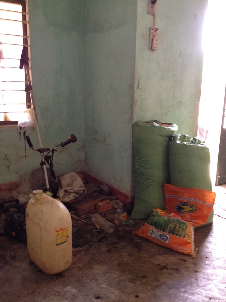 Góc nhà khách của gia đình bố mẹ Brao thôn Năm _ Buôn Hằng