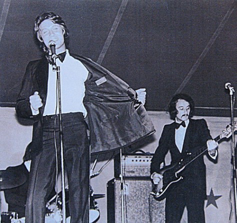 Jacques Dutronc trình diễn ở Annecy năm 1971. Cùng với bassist Noël Mirol.