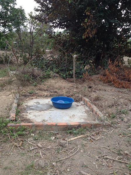 1/ Ảnh một khoảnh xi-măng nhỏ sau vườn là nơi rửa chén và giặt áo quần của gia đình mẹ Sót.