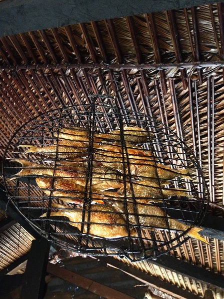 Một cách phơi cá tươi để dành của bà nội Nguyệt ở sóc Bù Dố _ Bù Đăng. Và mái nhà bếp của bà nội Nguyệt được lợp bằng lá dừa, những sóng của lá dừa được sắp xếp rất đẹp.