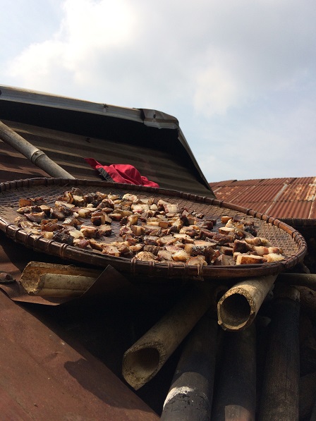 Cách phơi thịt heo để dành ăn dần của anh em đồng bào Stiêng ở sóc Bù Dố _ Bù Đăng.