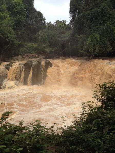 2/ “Thác Đứng” mùa này nước đục ngầu nhưng mùa nắng nước trong và đẹp.