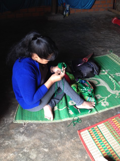 2/ Ảnh em Thuật ở thôn Tư liệt hai chân đang ngồi đan mũ và dớ em bé _ Buôn Hằng